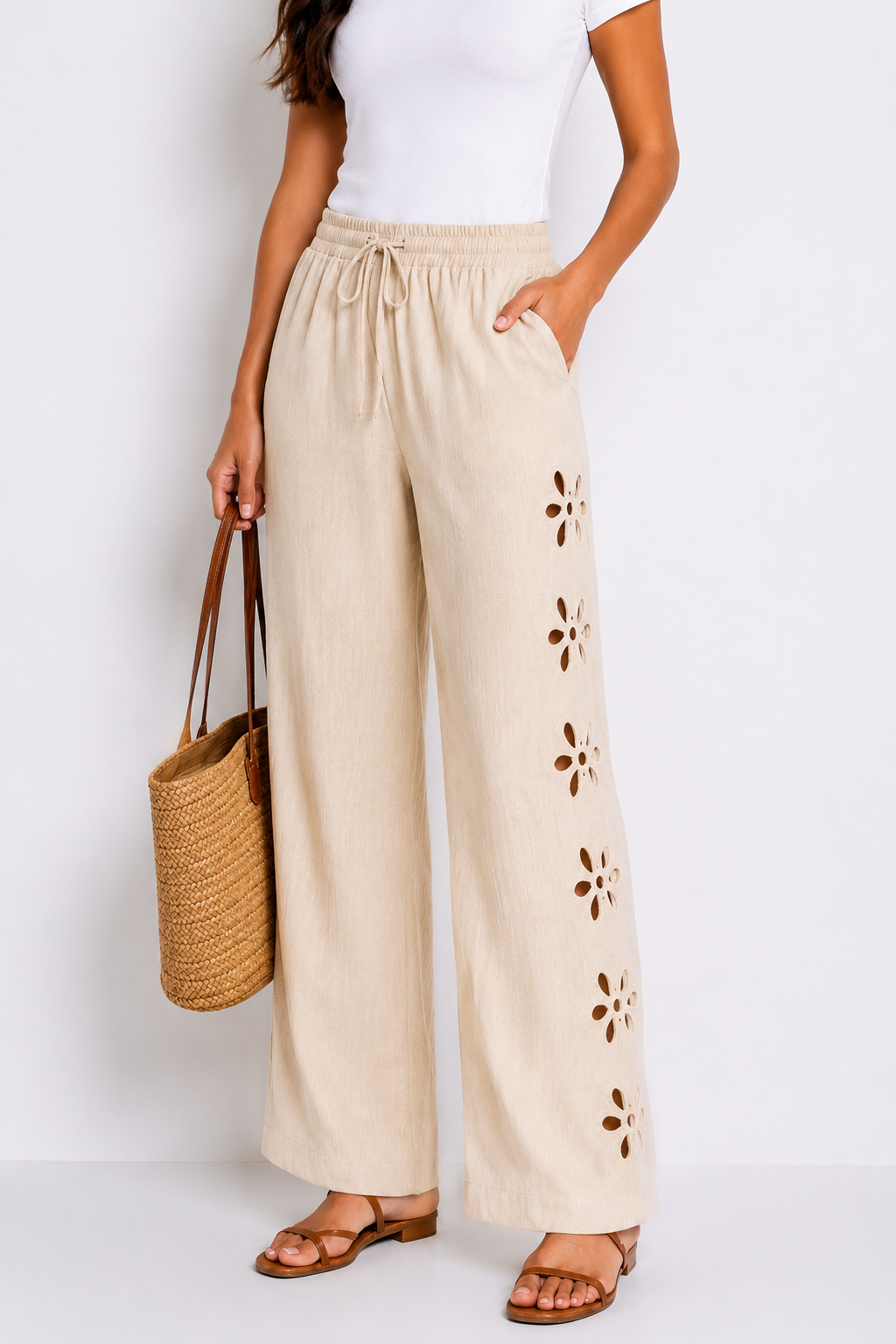 Pantalón Ancho Con Detalle Floral Calado