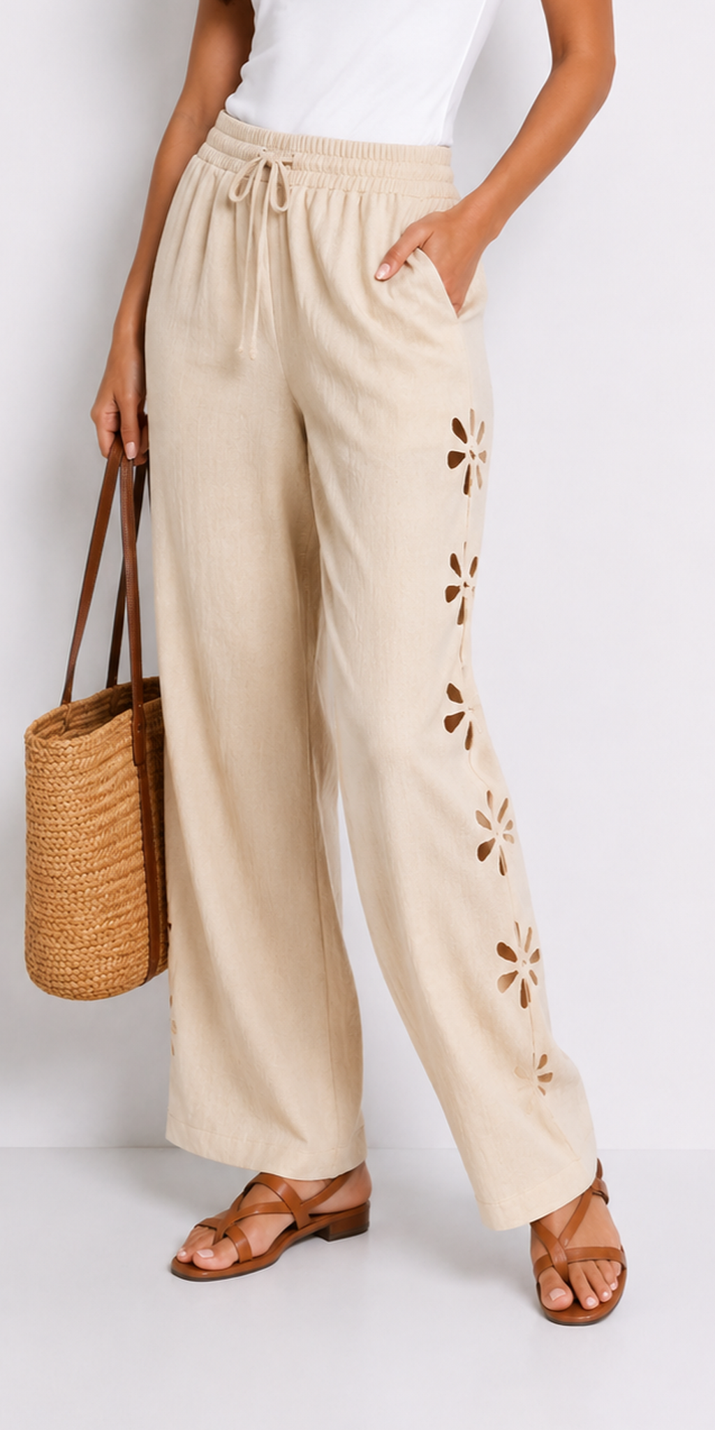 Pantalón Ancho Con Detalle Floral Calado